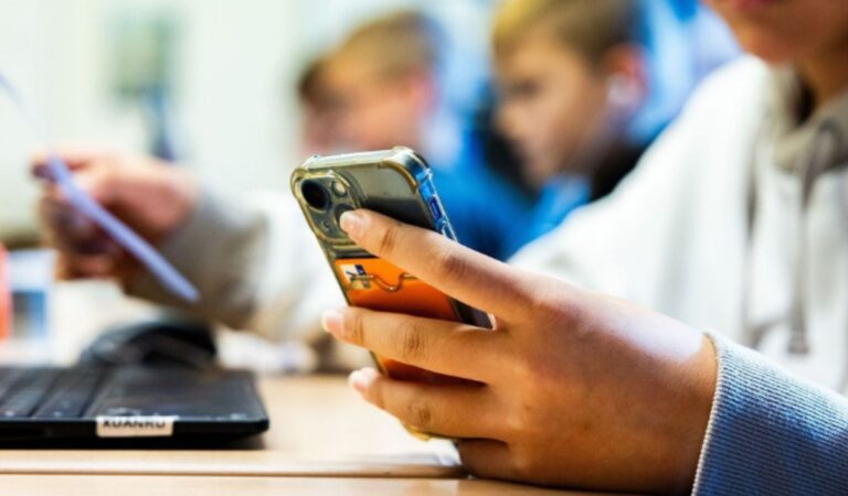 Celular na escola: SP define regras e punições